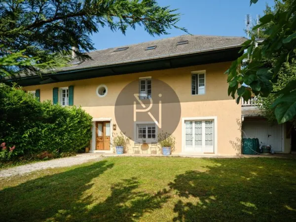 Maison 7 pièces 217 m²