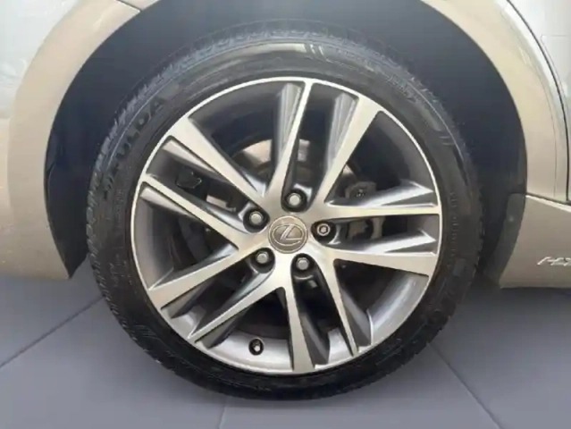 Lexus Is 300h luxe euro6d-t — photo 10