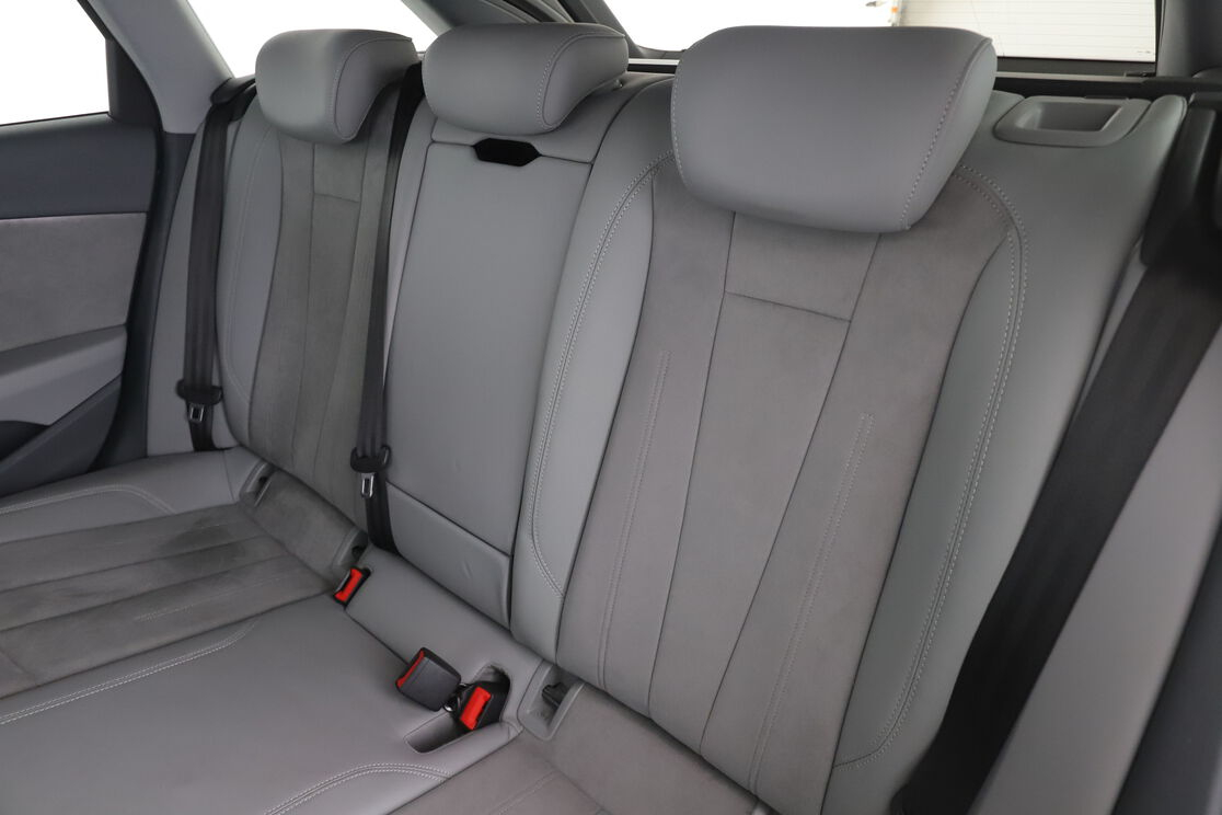 Audi A4 Avant 40 TDI Design Luxe S Tronic — photo 13