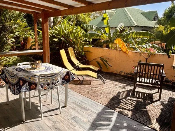 À LOUER - Charmant bas de villa meublé avec terrasse & piscine - charges comprises