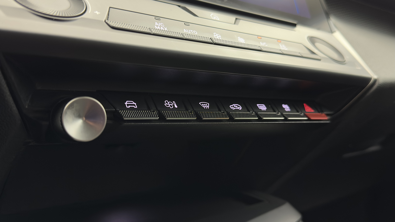 Peugeot 308 SW PHEV 180 e-EAT8 — photo 29