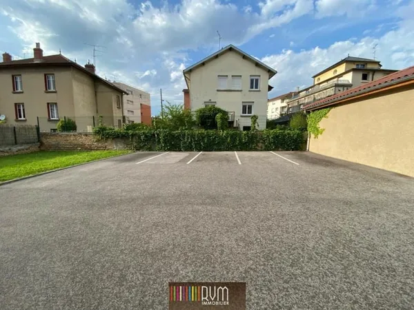 Place du Maquis : Stationnement