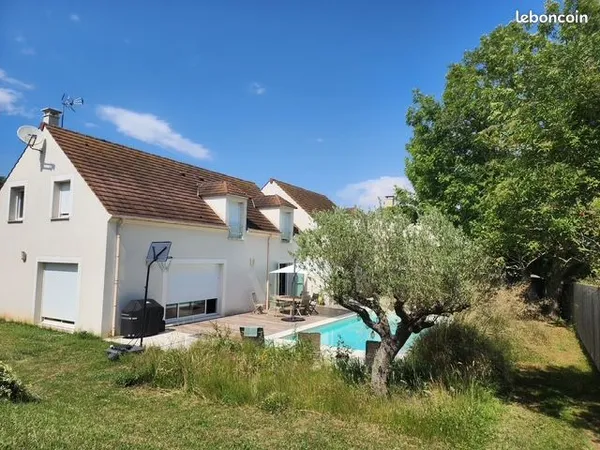 Spacieuse Maison Familiale de 240 m² avec 6 chambres et Piscine à Orgeval