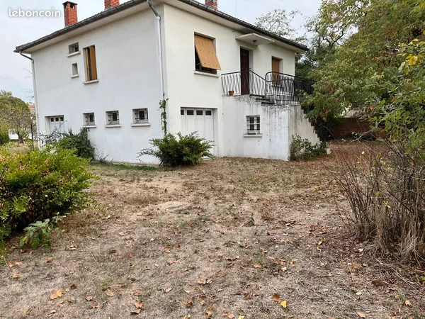 Maison années 60 sur terrain arboré à restaurer