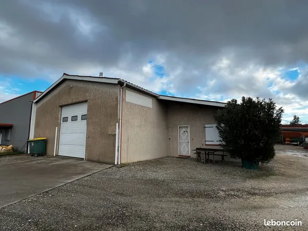 Entrepôt avec bureau 236m2