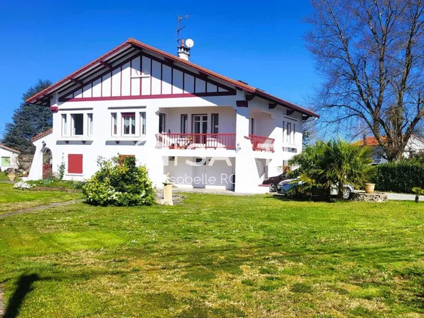 Jolie maison style Basque avec grand terrain