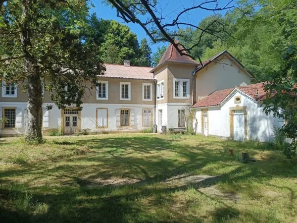 PROPRIETE DE CHARME DE 26 PIECES SUR UN TERRAIN DE 15000 M²