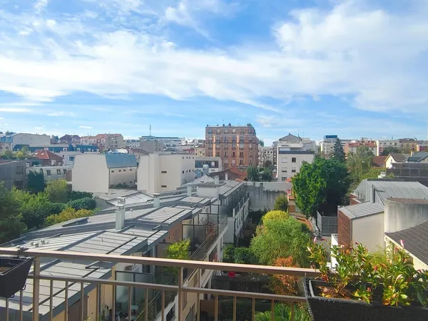 2P spacieux au dernier étage, balcons, vue dégagée