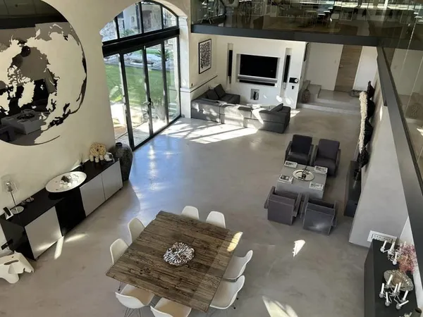 Aimargues, maison de village luxueuse, 551m2, 5 chs et bureau, piscine intérieure et extérieure, sal