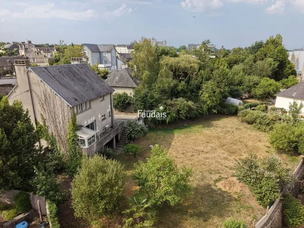 Maison rénovée avec grand jardin, garages - Centre-ville