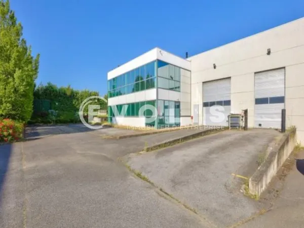 Local industriel 1 332 m²