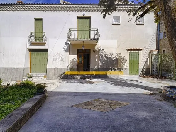 A vendre. ensemble immobilier de 293m2 .11373m2 de terrain. à la Coucourde .