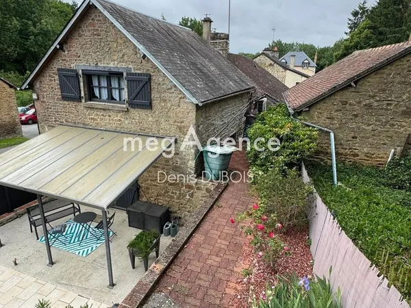 Maison en pierre avec jardin et garages