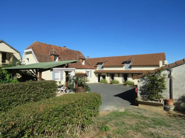 Propriété dont 2 maisons (380 m2 habitables), parc de 2,70 h
