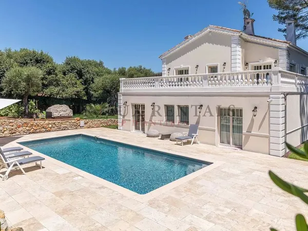 Villa 7 pièces 241 m²