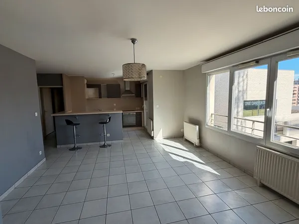 Superbe T2 lumineux de 54 m² avec loggia et grand garage - Villeurbanne Gratte Ciel
