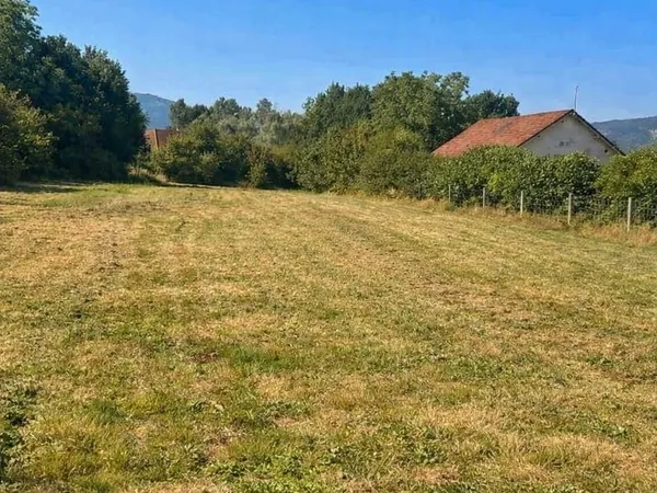 Terrain plat viabilisé et clôturé
