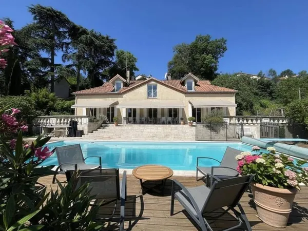Maison 8 pièces 266 m²