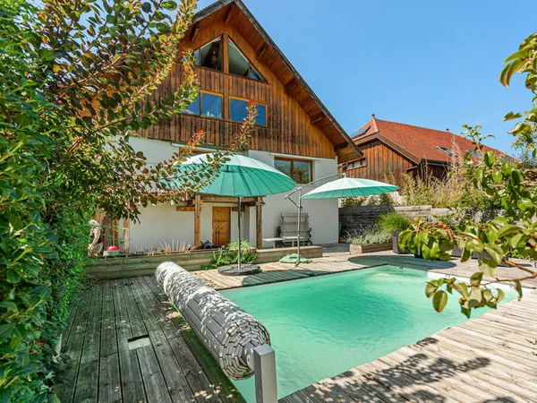 Maison individuelle avec vue dégagée sur les montagnes environnantes.