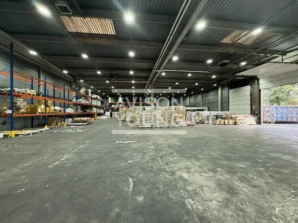 Entrepôt 1700 m²