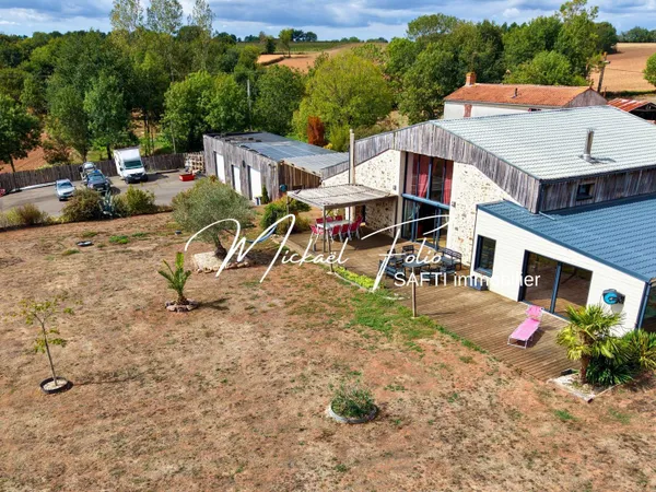 Grange rénovée de 256 m² - Piscine intérieur chauffée - 6 225 m² de terrain