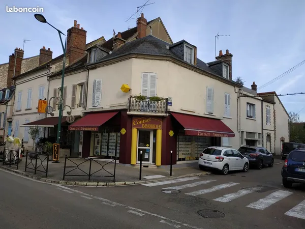 Immeuble avec commerce et appartement