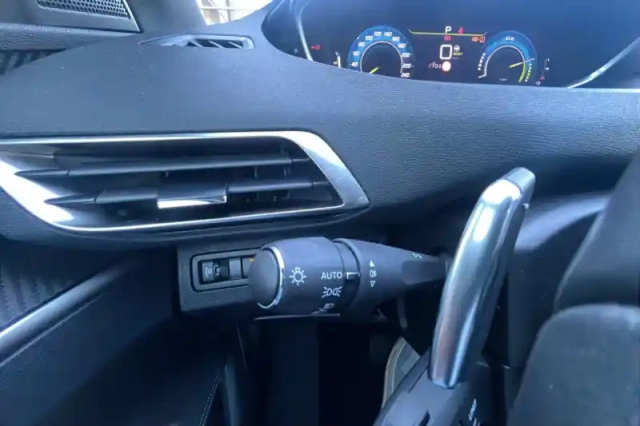 Peugeot 3008 hybrid 180 e-eat8 — photo 24