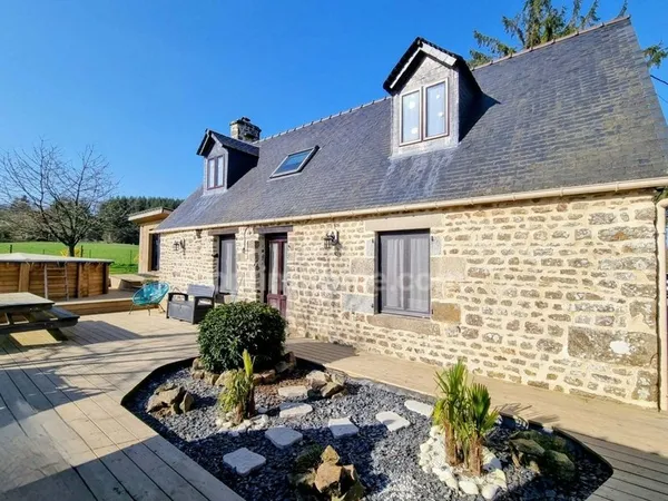 EN EXCLUSIVITE - Maison en pierre exposée plein SUD avec piscine chauffée à vendre à TINCHEBRAY BOCA