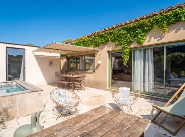 Mazet avec terrasse, dépendance et piscine - Saint-Rémy-de-Provence