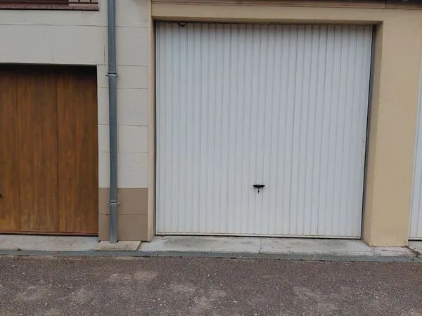 Grand garage avec mezzanine