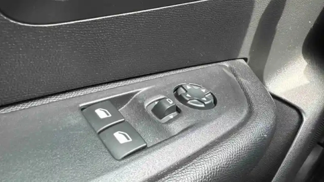 Peugeot 208 puretech 75 s&amp;s bvm5 — photo 16