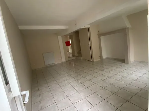 À LOUER - Maison de ville de 68 m² avec cour fermée et stationnement
