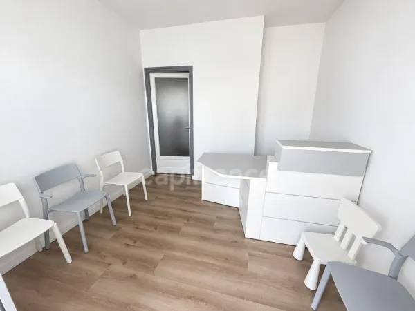 Bureau 4 pièces 8 m²