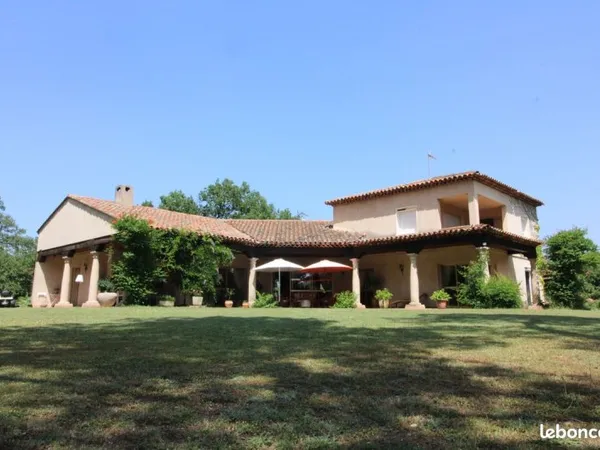 Villa 7 pièces 233 m²