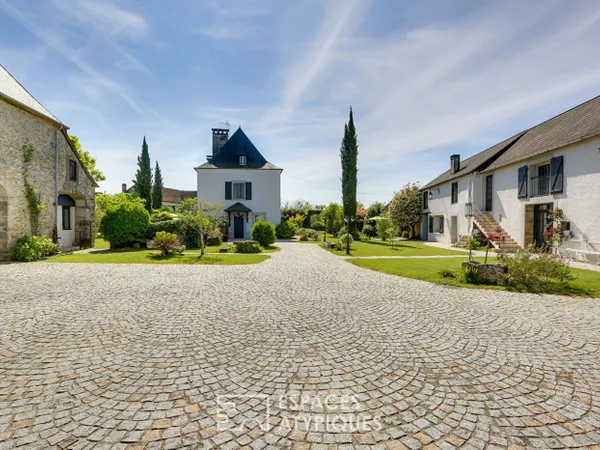 Propriété de caractère avec dépendances rénovées et chambres d'