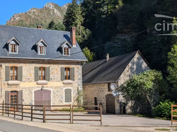 Maison de caractère en pierre avec grange attenante et fort potentiel – 427 m² au total