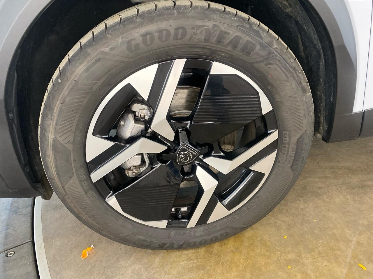 Peugeot 2008 hybrid 145 ch e-dcs6 allure — photo 11