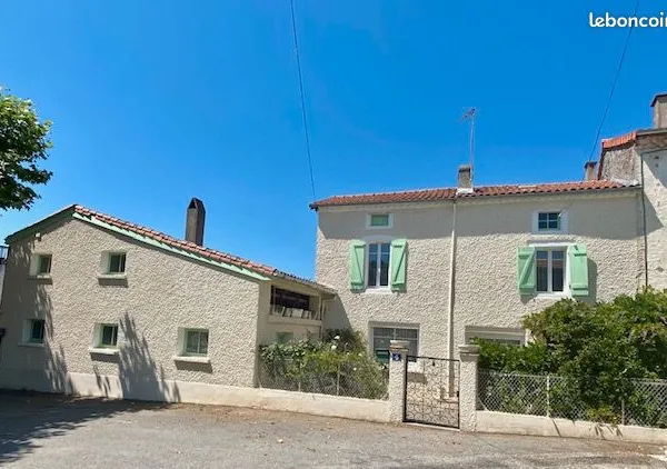 Maison de village avec garage et dépendance