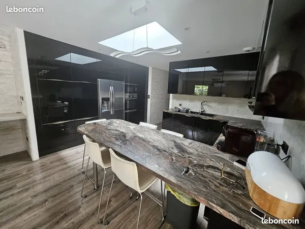 T4 meublé 90 m² esprit maison • 2 terrasses • Parking • Tram CHU • Libre 1er nov