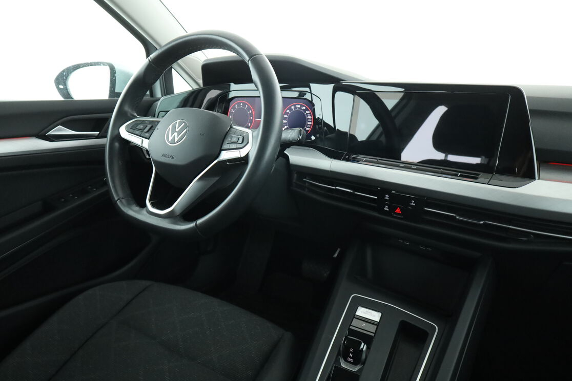Volkswagen Golf VIII 1.0 eTSI DSG7 — photo 12