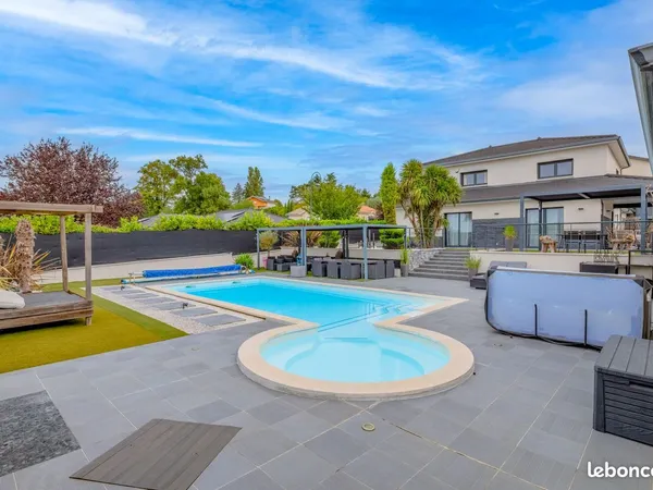 Propriété 7 pièces 200 m²