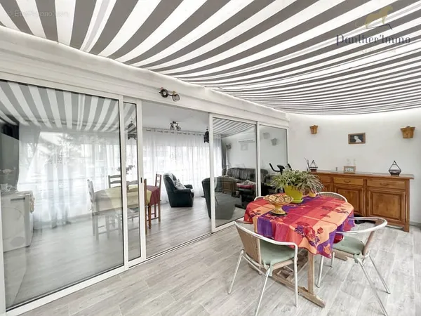 Appartement 100m2, au pied du tram tranchée, 2 chambres, parking, cave, véranda, climatisation