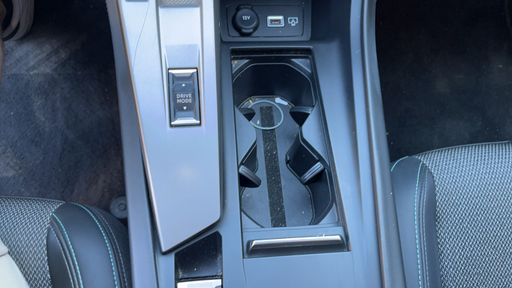 Peugeot 308 1.5 BlueHDi 130 EAT8 - Allure Pack – 2023 – 54298 km – Diesel – Boîte Automatique — photo 3