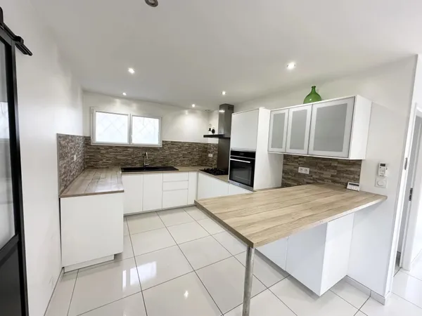 Maison SMH mitoyenne en très bon état avec garage!