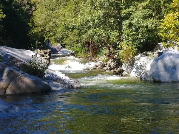 Propriété d'exception avec rivière, terres et vues imprenables