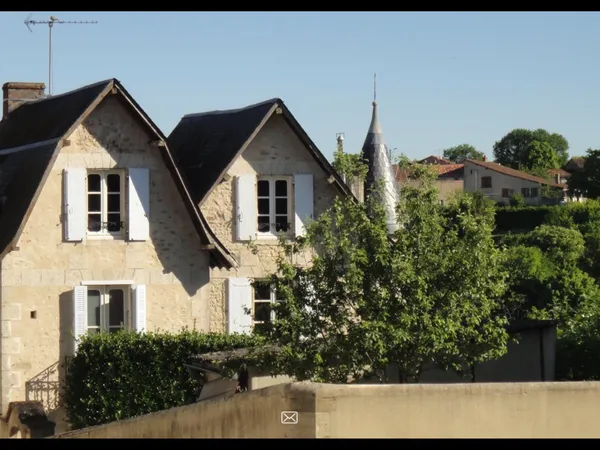 Maison médiévale entièrement restaurée 380 000 €. Pas de frais d'agence immobilière. Maison unique.