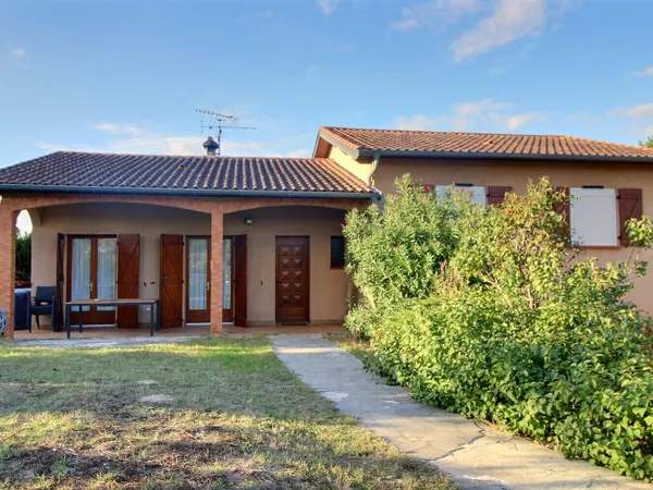 Maison 5 pièces de 115m² avec garage.
