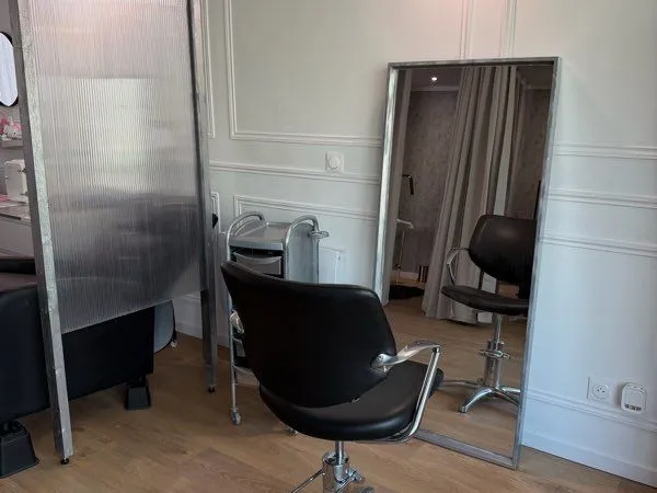 Local partagé - Poste de coiffure / maquillage