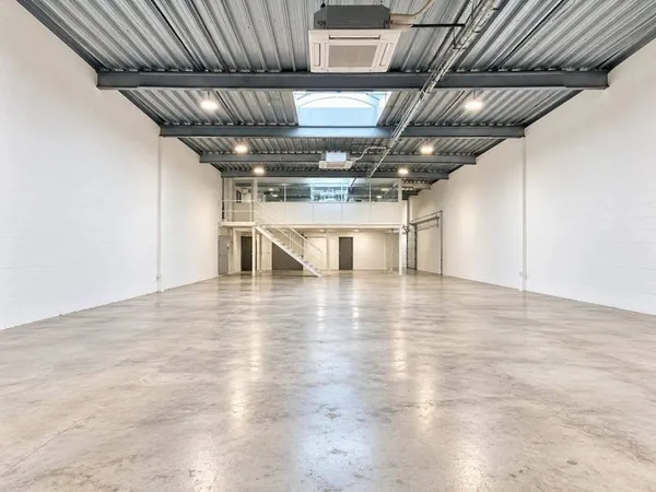 Entrepôt 388 m²