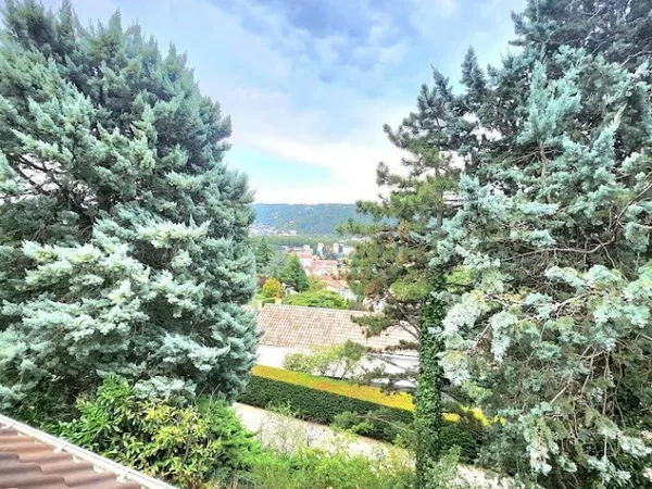 GROS POTENTIEL POUR CETTE MAISON SUR UN TERRAIN CONSTRUCTIBLE